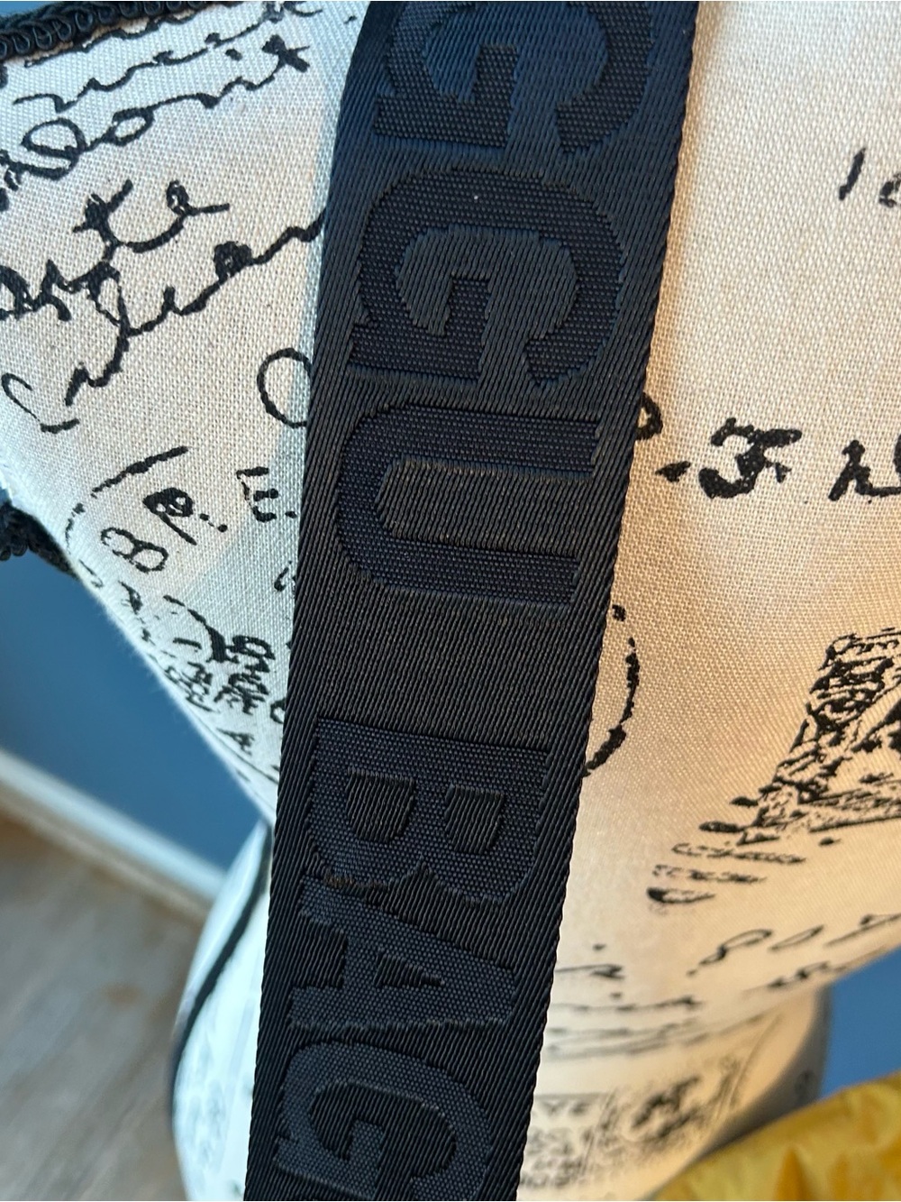 Baggu Sport Messenger Bag Camel - Picture 9 of 11